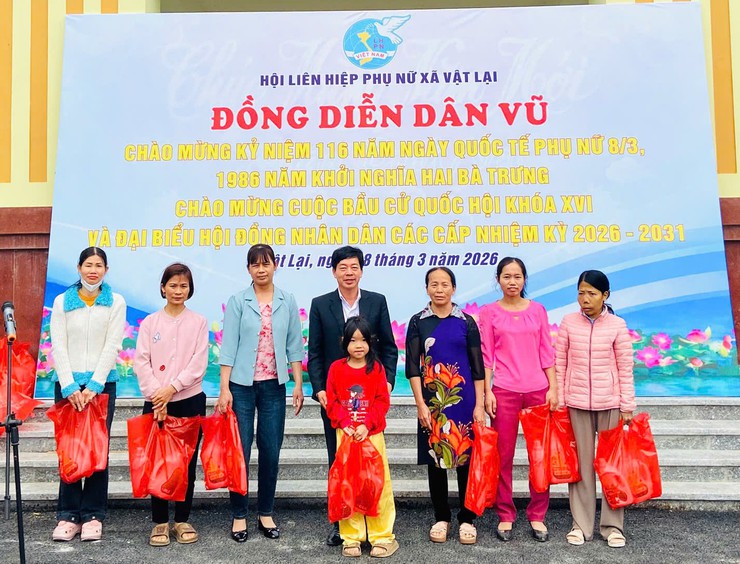 Hội LHPN xã Vật Lại tổ chức chương trình đồng diễn dân vũ chào mừng Ngày Quốc tế phụ nữ 8-3- Ảnh 6.