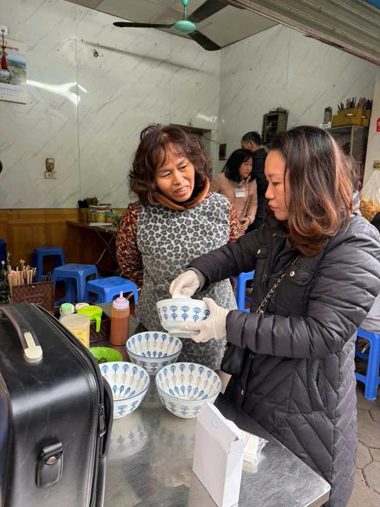 Tăng cường công khai, xử lý nghiêm các cơ sở vi phạm an toàn thực phẩm trên địa bàn phường Đống Đa- Ảnh 2.