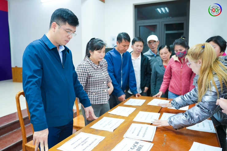 Phó Chủ tịch UBND xã Quốc Oai kiểm tra công tác chuẩn bị bầu cử tại các khu vực bỏ phiếu- Ảnh 5.