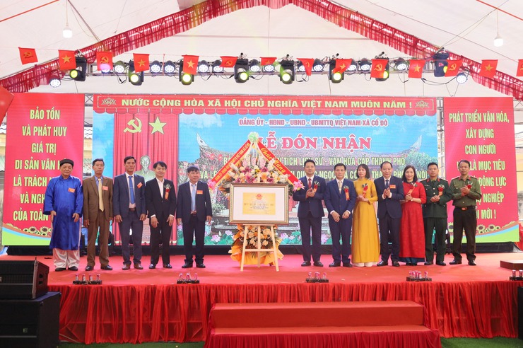 Xã Cổ Đô tổ chức Lễ đón nhận Bằng xếp hạng Di tích lịch sử - văn hóa cấp Thành phố đình Quang Ngọc- Ảnh 1.