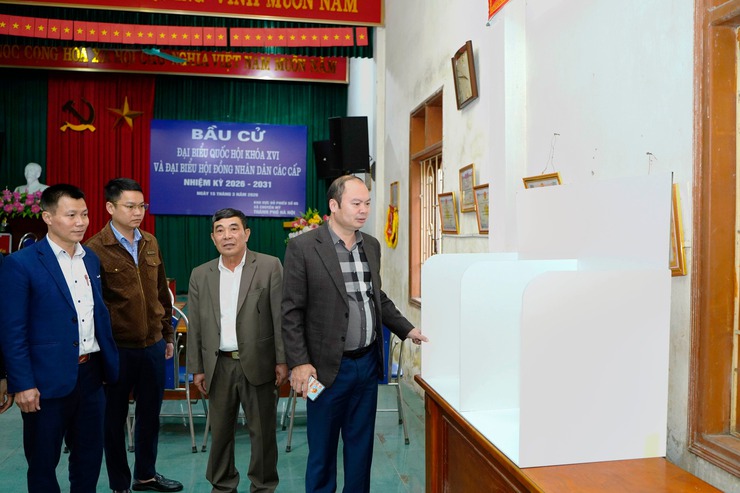 Đồng chí Bí thư Đảng ủy, Chủ tịch UBND xã kiểm tra công tác chuẩn bị bầu cử tại các khu vực bỏ phiếu- Ảnh 1.
