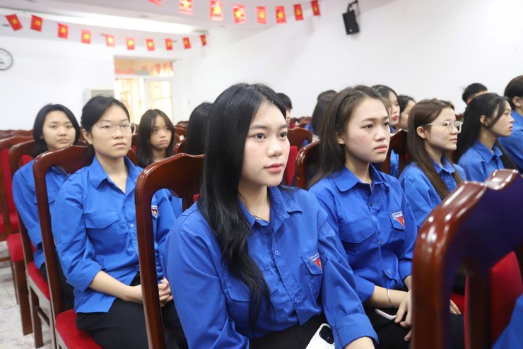 ĐOÀN PHƯỜNG LÁNG PHỐI HỢP VỚI ĐOÀN CƠ SỞ E31 TỔ CHỨC HỘI NGHỊ TUYÊN TRUYỀN BẦU CỬ QUỐC HỘI VÀ HĐND CÁC CẤP; MẠN ĐÀM TIỂU SỬ NGƯỜI ỨNG CỬ ĐẠI BIỂU QUỐC HỘI VÀ HĐND CÁC CẤP NHIỆM KỲ 2026 – 2031- Ảnh 7.