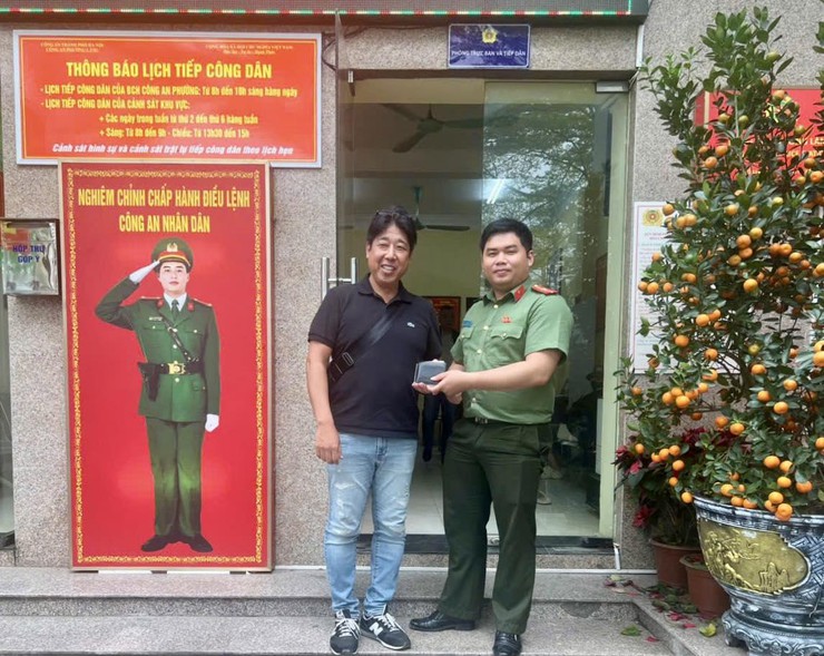 CÔNG AN PHƯỜNG LÁNG NHANH CHÓNG TRAO TRẢ TÀI SẢN BỊ ĐÁNH RƠI CHO DU KHÁCH NƯỚC NGOÀI.- Ảnh 1.