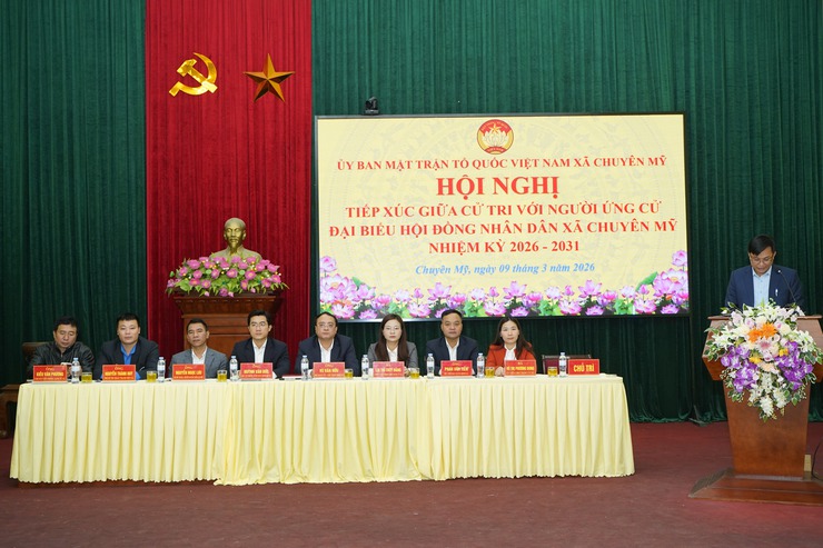 Đồng chí Chủ tịch UBND xã và ứng viên đại biểu HĐND xã thuộc đơn vị bầu cử số 3 TXCT- Ảnh 1.