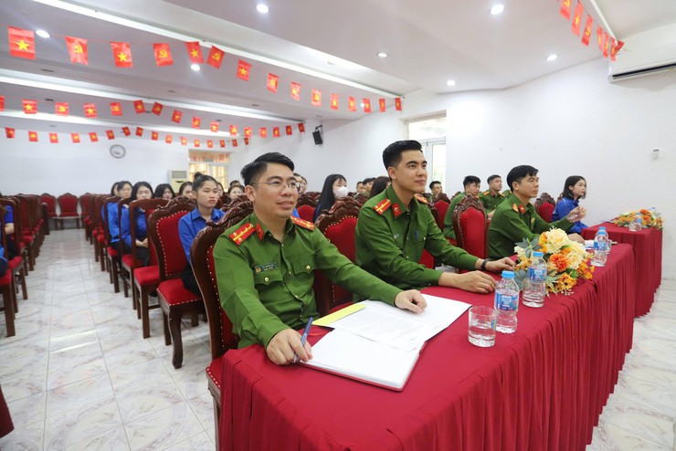 ĐOÀN PHƯỜNG LÁNG PHỐI HỢP VỚI ĐOÀN CƠ SỞ E31 TỔ CHỨC HỘI NGHỊ TUYÊN TRUYỀN BẦU CỬ QUỐC HỘI VÀ HĐND CÁC CẤP; MẠN ĐÀM TIỂU SỬ NGƯỜI ỨNG CỬ ĐẠI BIỂU QUỐC HỘI VÀ HĐND CÁC CẤP NHIỆM KỲ 2026 – 2031- Ảnh 6.