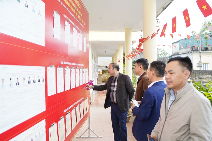 Đồng chí Bí thư Đảng ủy, Chủ tịch UBND xã kiểm tra công tác chuẩn bị bầu cử tại các khu vực bỏ phiếu- Ảnh 2.