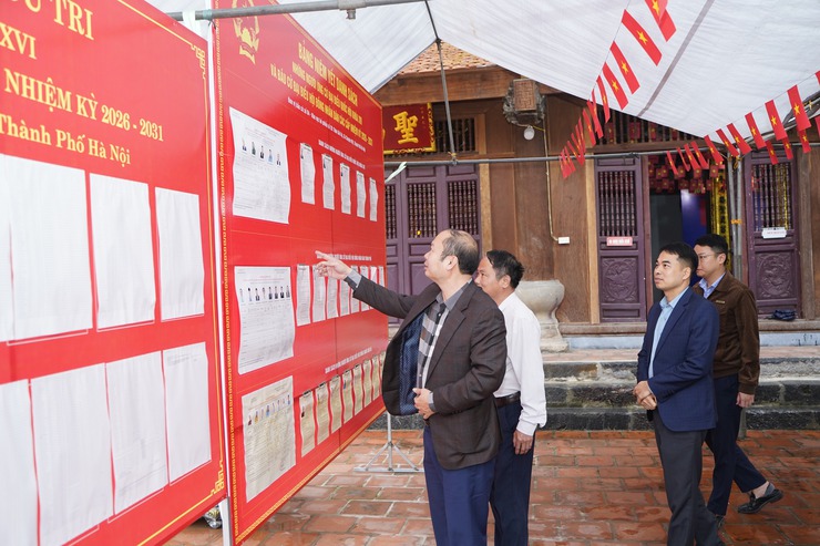 Đồng chí Bí thư Đảng ủy, Chủ tịch UBND xã kiểm tra công tác chuẩn bị bầu cử tại các khu vực bỏ phiếu- Ảnh 3.