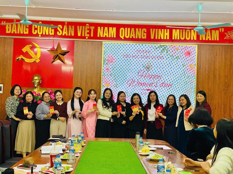 RỘN RÀNG SẮC XUÂN:TRƯỜNG TIỂU HỌC VĨNH QUỲNH KỶ NIỆM NGÀY QUỐC TẾ PHỤ NỮ 8/3
- Ảnh 2.