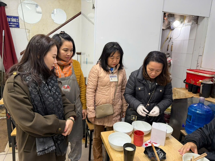 Tăng cường công khai, xử lý nghiêm các cơ sở vi phạm an toàn thực phẩm trên địa bàn phường Đống Đa- Ảnh 4.