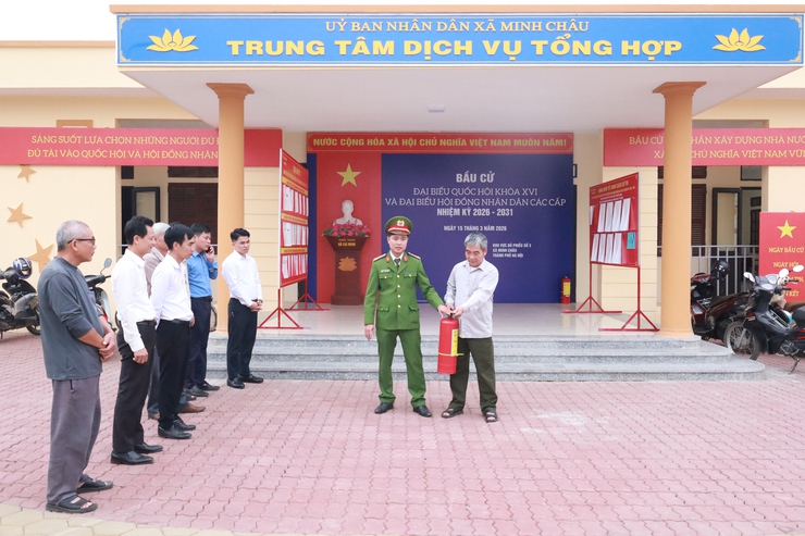 Ủy ban bầu cử xã Minh Châu tổ chức kiểm tra bảo đảm công tác phòng cháy chữa cháy tại các điểm bầu cử.- Ảnh 1.
