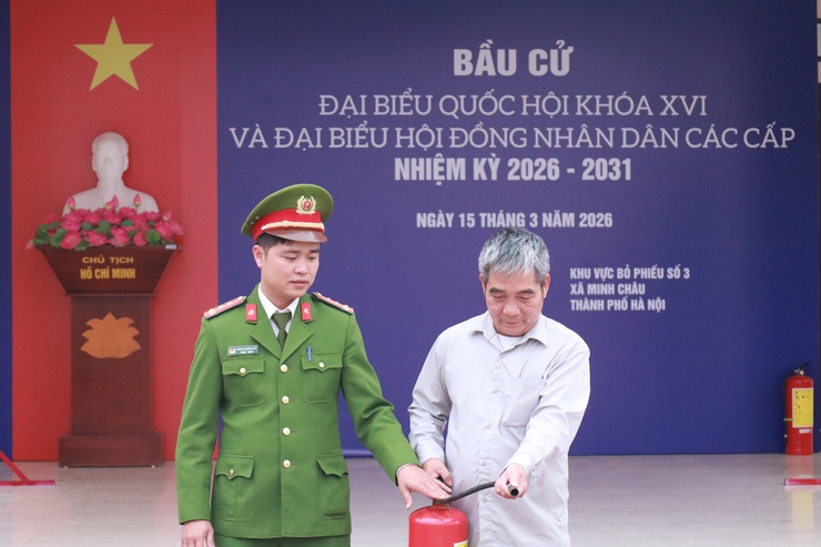 Ủy ban bầu cử xã Minh Châu tổ chức kiểm tra bảo đảm công tác phòng cháy chữa cháy tại các điểm bầu cử.- Ảnh 2.