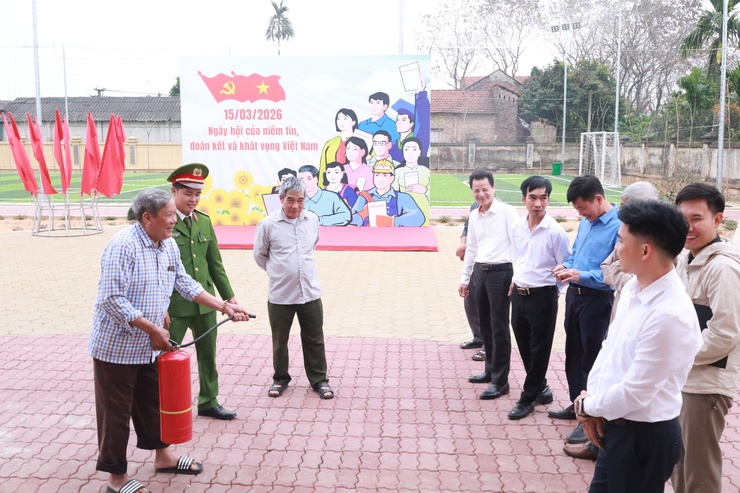 Ủy ban bầu cử xã Minh Châu tổ chức kiểm tra bảo đảm công tác phòng cháy chữa cháy tại các điểm bầu cử.- Ảnh 4.