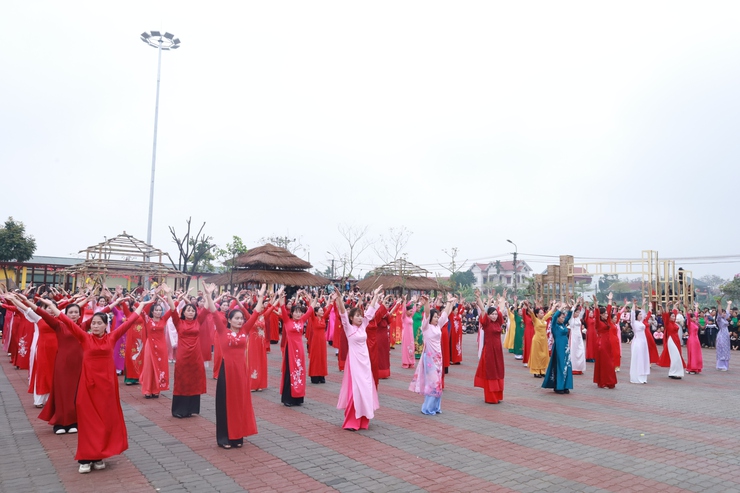 Sôi nổi các hoạt động của Phụ nữ xã Minh Châu chào mừng Ngày Quốc tế Phụ nữ 8/3.- Ảnh 7.