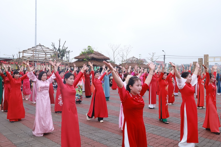 Sôi nổi các hoạt động của Phụ nữ xã Minh Châu chào mừng Ngày Quốc tế Phụ nữ 8/3.- Ảnh 9.