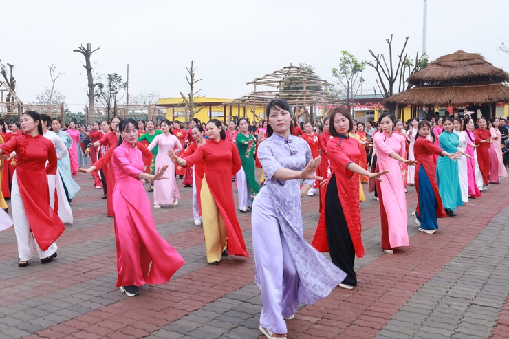 Sôi nổi các hoạt động của Phụ nữ xã Minh Châu chào mừng Ngày Quốc tế Phụ nữ 8/3.- Ảnh 10.