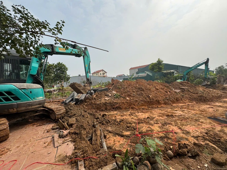 Quang Minh cưỡng chế xử lý vi phạm lấn chiếm đất tại khu đấu giá X2 Yên Vinh- Ảnh 1.