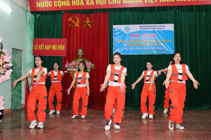 Chi hội phụ nữ thôn Lương Xá kỷ niệm 116 năm Ngày quốc tế phụ nữ 8/3; ra mắt mô hình “Trạm rác văn minh”- Ảnh 4.