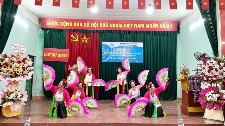 Chi hội phụ nữ thôn Lương Xá kỷ niệm 116 năm Ngày quốc tế phụ nữ 8/3; ra mắt mô hình “Trạm rác văn minh”- Ảnh 5.