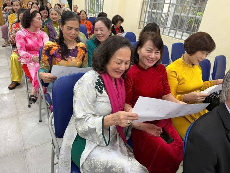 Phụ nữ phường Tây Hồ: Rạng rỡ trong sắc áo dài, trách nhiệm với ngày hội toàn dân!- Ảnh 2.