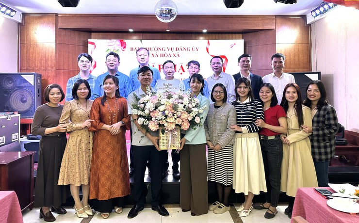 LÃNH ĐẠO XÃ HOÀ XÁ GẶP MẶT, TẶNG HOA NỮ CÁN BỘ, CÔNG CHỨC, VIÊN CHỨC, NGƯỜI LAO ĐỘNG- Ảnh 1.
