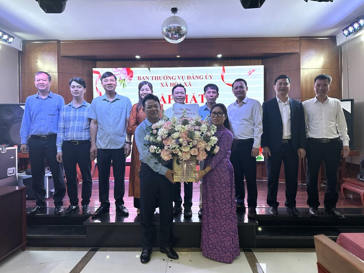 LÃNH ĐẠO XÃ HOÀ XÁ GẶP MẶT, TẶNG HOA NỮ CÁN BỘ, CÔNG CHỨC, VIÊN CHỨC, NGƯỜI LAO ĐỘNG- Ảnh 8.