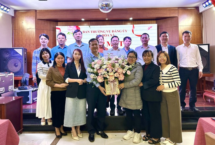 LÃNH ĐẠO XÃ HOÀ XÁ GẶP MẶT, TẶNG HOA NỮ CÁN BỘ, CÔNG CHỨC, VIÊN CHỨC, NGƯỜI LAO ĐỘNG- Ảnh 4.