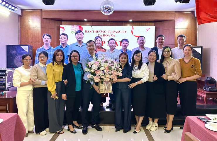 LÃNH ĐẠO XÃ HOÀ XÁ GẶP MẶT, TẶNG HOA NỮ CÁN BỘ, CÔNG CHỨC, VIÊN CHỨC, NGƯỜI LAO ĐỘNG- Ảnh 3.