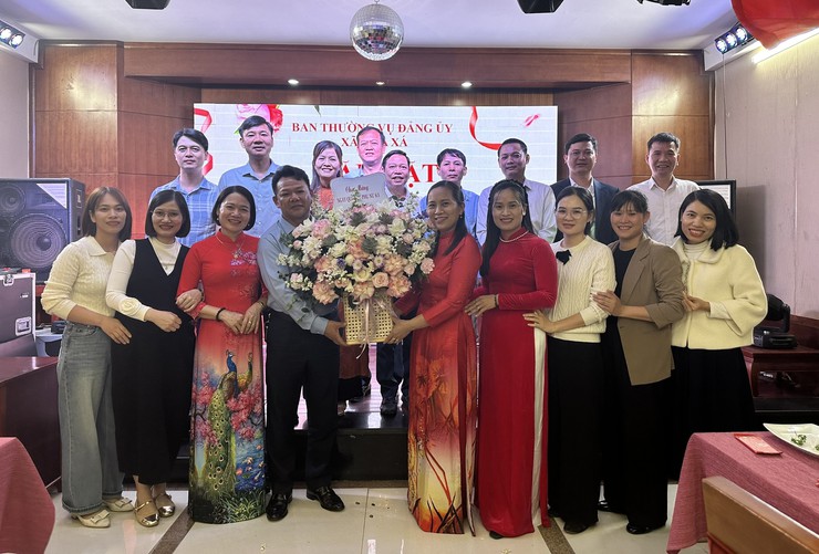 LÃNH ĐẠO XÃ HOÀ XÁ GẶP MẶT, TẶNG HOA NỮ CÁN BỘ, CÔNG CHỨC, VIÊN CHỨC, NGƯỜI LAO ĐỘNG- Ảnh 7.