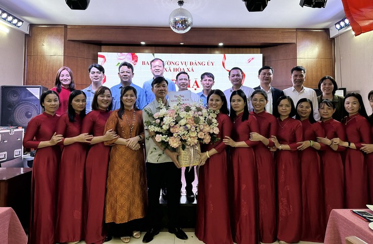 LÃNH ĐẠO XÃ HOÀ XÁ GẶP MẶT, TẶNG HOA NỮ CÁN BỘ, CÔNG CHỨC, VIÊN CHỨC, NGƯỜI LAO ĐỘNG- Ảnh 2.