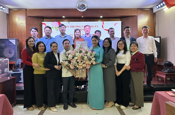 LÃNH ĐẠO XÃ HOÀ XÁ GẶP MẶT, TẶNG HOA NỮ CÁN BỘ, CÔNG CHỨC, VIÊN CHỨC, NGƯỜI LAO ĐỘNG- Ảnh 5.