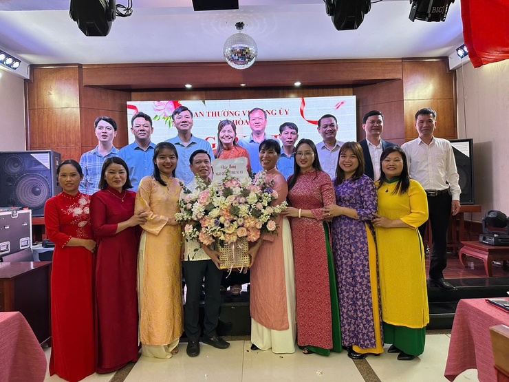 LÃNH ĐẠO XÃ HOÀ XÁ GẶP MẶT, TẶNG HOA NỮ CÁN BỘ, CÔNG CHỨC, VIÊN CHỨC, NGƯỜI LAO ĐỘNG- Ảnh 6.