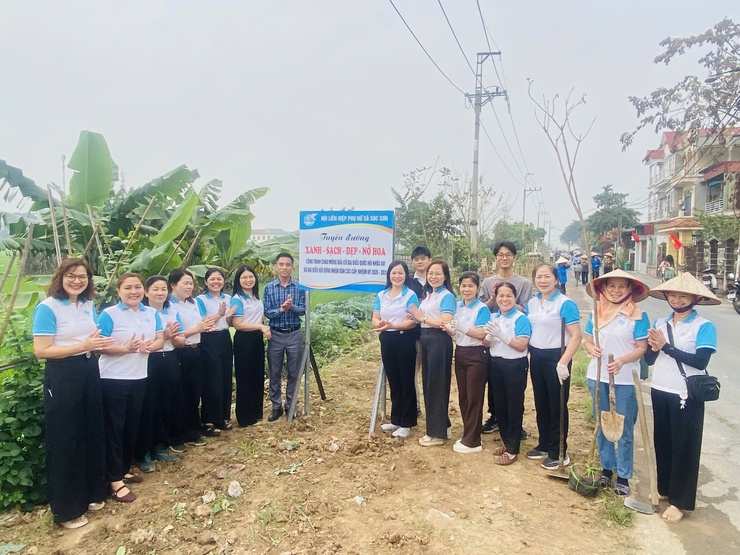 Hội LHPN xã Sóc Sơn tổ chức gắn biển công trình tuyến đường xanh sạch đẹp nở hoa. Chào mừng bầu cử ĐB Quốc hội khóa XVI và đại biểu HĐND các cấp nhiệm kỳ 2026-2031.- Ảnh 1.
