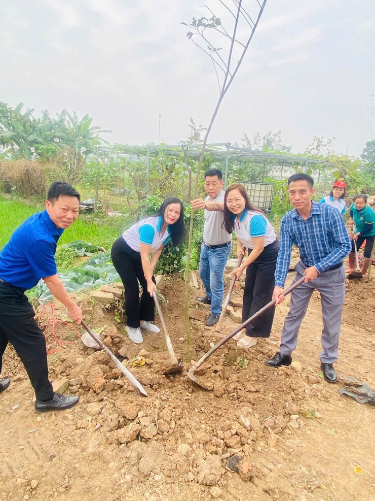 Hội LHPN xã Sóc Sơn tổ chức gắn biển công trình tuyến đường xanh sạch đẹp nở hoa. Chào mừng bầu cử ĐB Quốc hội khóa XVI và đại biểu HĐND các cấp nhiệm kỳ 2026-2031.- Ảnh 4.