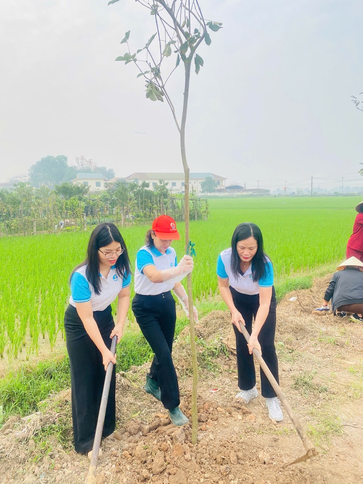 Hội LHPN xã Sóc Sơn tổ chức gắn biển công trình tuyến đường xanh sạch đẹp nở hoa. Chào mừng bầu cử ĐB Quốc hội khóa XVI và đại biểu HĐND các cấp nhiệm kỳ 2026-2031.- Ảnh 5.