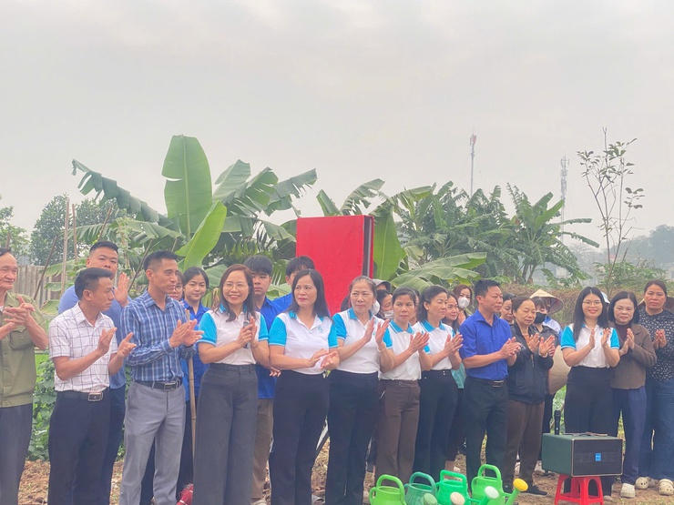 Hội LHPN xã Sóc Sơn tổ chức gắn biển công trình tuyến đường xanh sạch đẹp nở hoa. Chào mừng bầu cử ĐB Quốc hội khóa XVI và đại biểu HĐND các cấp nhiệm kỳ 2026-2031.- Ảnh 2.