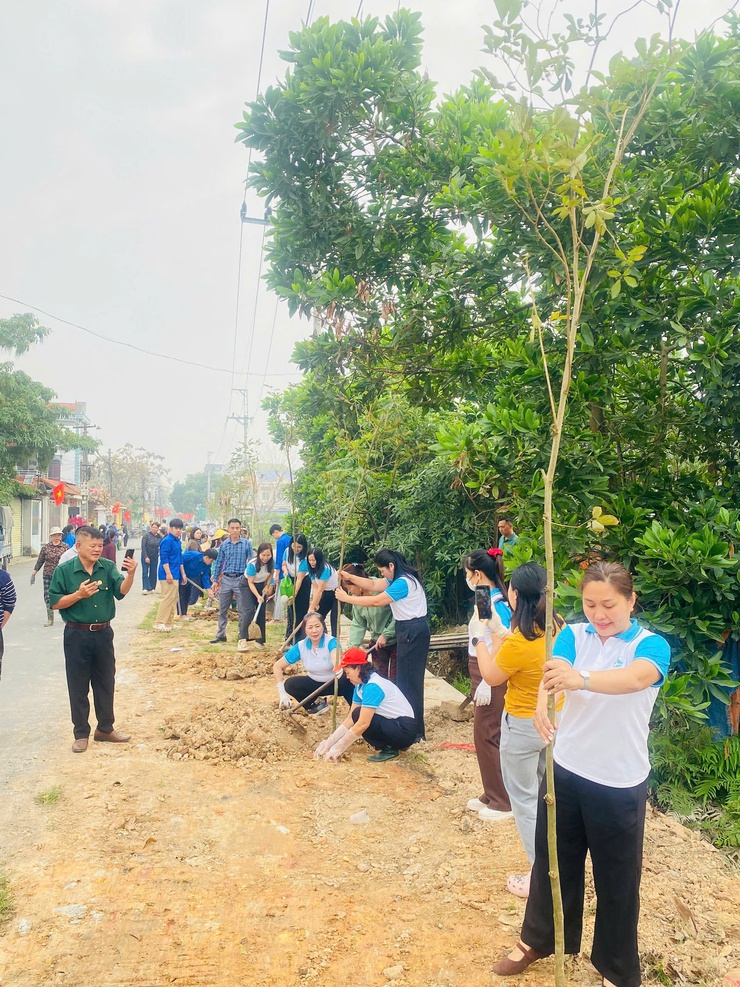 Hội LHPN xã Sóc Sơn tổ chức gắn biển công trình tuyến đường xanh sạch đẹp nở hoa. Chào mừng bầu cử ĐB Quốc hội khóa XVI và đại biểu HĐND các cấp nhiệm kỳ 2026-2031.- Ảnh 6.