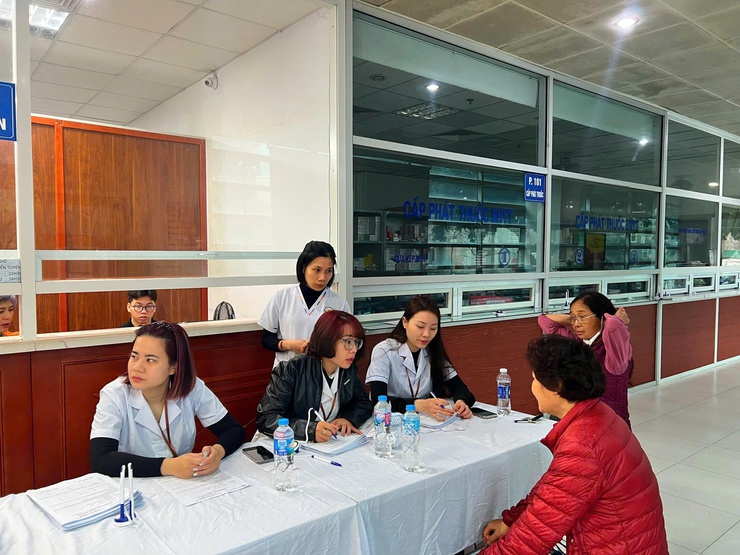 PHƯỜNG LÁNG TỔ CHỨC KHÁM SỨC KHỎE MIỄN PHÍ CHO 500 NGƯỜI CAO TUỔI TRÊN ĐỊA BÀN- Ảnh 6.