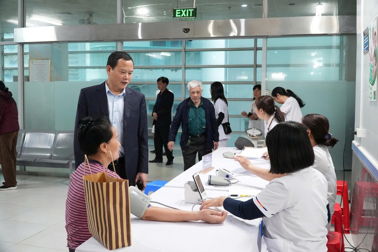 PHƯỜNG LÁNG TỔ CHỨC KHÁM SỨC KHỎE MIỄN PHÍ CHO 500 NGƯỜI CAO TUỔI TRÊN ĐỊA BÀN- Ảnh 3.