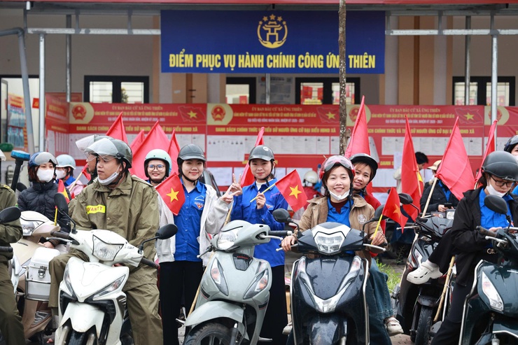 Tuyên truyền lưu động về cuộc bầu cử đại biểu Quốc hội và HĐND các cấp tại xã Ứng Thiên- Ảnh 1.