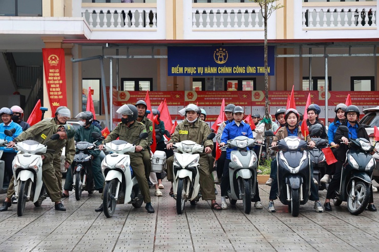 Tuyên truyền lưu động về cuộc bầu cử đại biểu Quốc hội và HĐND các cấp tại xã Ứng Thiên- Ảnh 2.