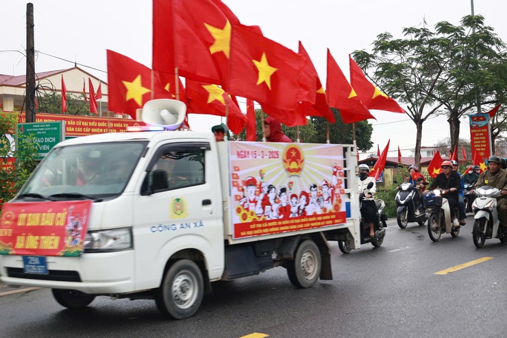 Tuyên truyền lưu động về cuộc bầu cử đại biểu Quốc hội và HĐND các cấp tại xã Ứng Thiên- Ảnh 6.