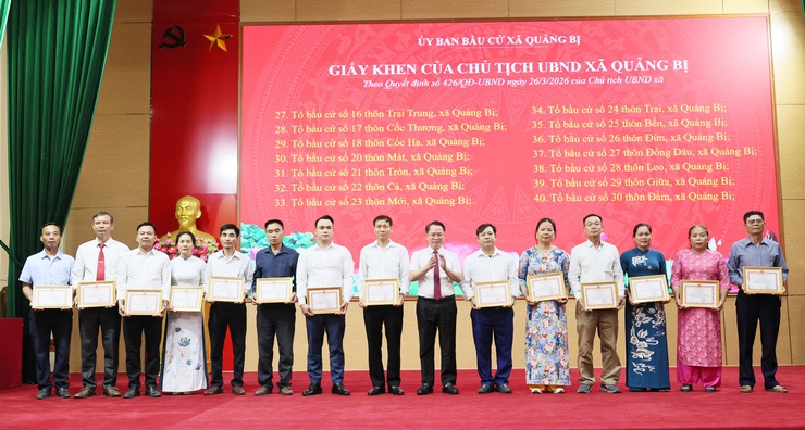 Xã Quảng Bị khen thưởng 40 tập thể, 229 cá nhân có thành tích xuất sắc trong công tác bầu cử- Ảnh 12.