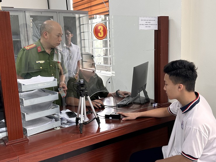 Công an xã Đại Thanh tăng cường trực tiếp công dân đảm bảo xác thực định danh điện tử mức độ 2 cho học sinh trên địa bàn xã phục vụ đăng ký tuyển sinh đầu cấp năm học 2026-2027.- Ảnh 5.
