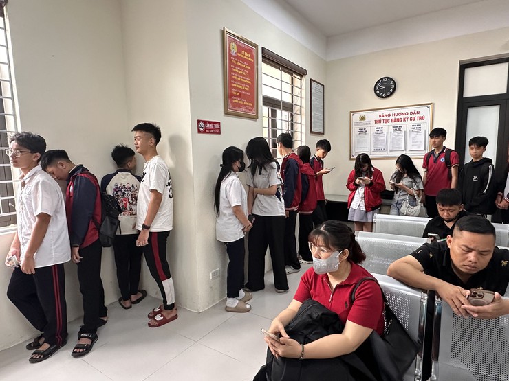 Công an xã Đại Thanh tăng cường trực tiếp công dân đảm bảo xác thực định danh điện tử mức độ 2 cho học sinh trên địa bàn xã phục vụ đăng ký tuyển sinh đầu cấp năm học 2026-2027.- Ảnh 8.