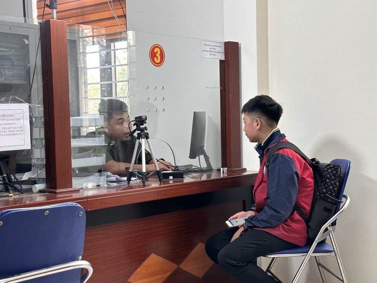 Công an xã Đại Thanh tăng cường trực tiếp công dân đảm bảo xác thực định danh điện tử mức độ 2 cho học sinh trên địa bàn xã phục vụ đăng ký tuyển sinh đầu cấp năm học 2026-2027.- Ảnh 6.