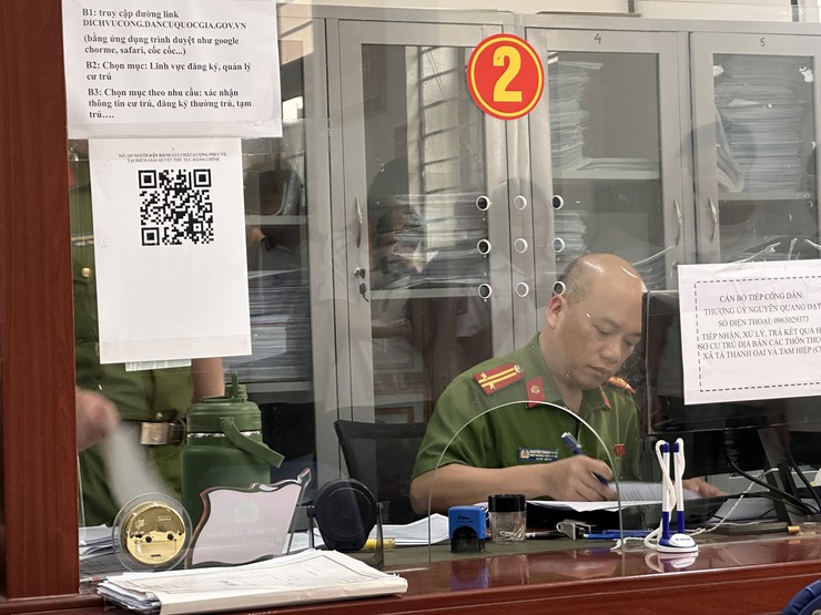 Công an xã Đại Thanh tăng cường trực tiếp công dân đảm bảo xác thực định danh điện tử mức độ 2 cho học sinh trên địa bàn xã phục vụ đăng ký tuyển sinh đầu cấp năm học 2026-2027.- Ảnh 3.