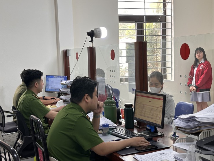 Công an xã Đại Thanh tăng cường trực tiếp công dân đảm bảo xác thực định danh điện tử mức độ 2 cho học sinh trên địa bàn xã phục vụ đăng ký tuyển sinh đầu cấp năm học 2026-2027.- Ảnh 1.