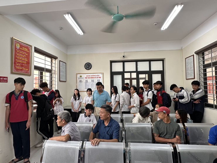 Công an xã Đại Thanh tăng cường trực tiếp công dân đảm bảo xác thực định danh điện tử mức độ 2 cho học sinh trên địa bàn xã phục vụ đăng ký tuyển sinh đầu cấp năm học 2026-2027.- Ảnh 2.