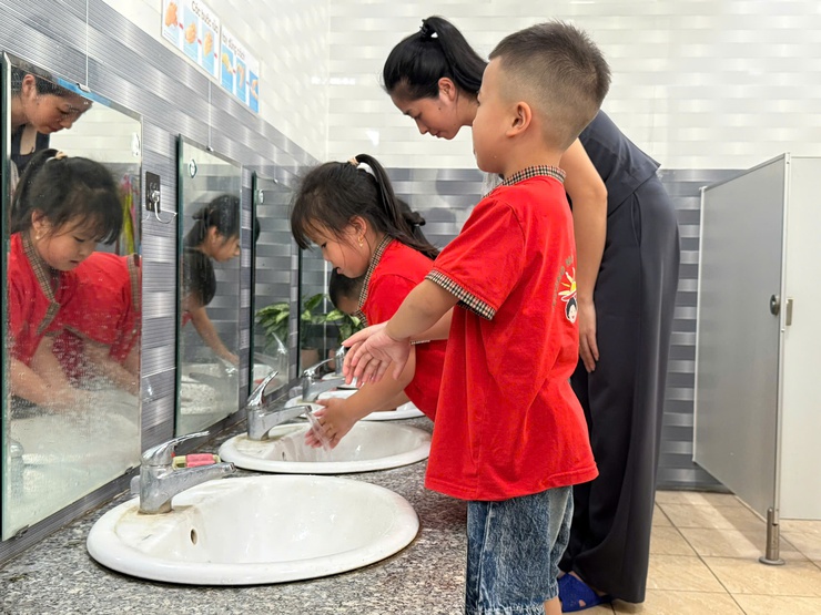 Đồng bộ các biện pháp phòng chống bệnh tay chân miệng đang gia tăng- Ảnh 3.