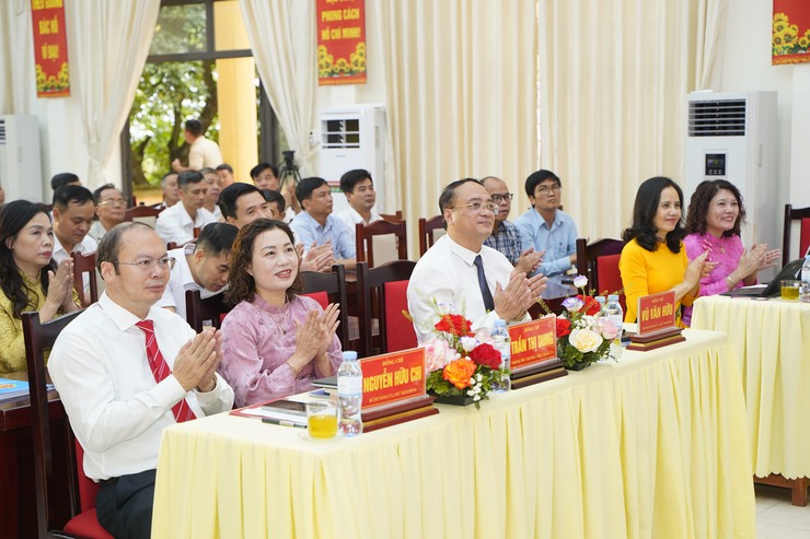 Chuyên Mỹ có 8 tập thể, 12 cá nhân được nhận Bằng khen cấp thành phố và nhiều tập thể, cá nhân được khen thưởng cấp xã trong công tác bầu cử- Ảnh 1.